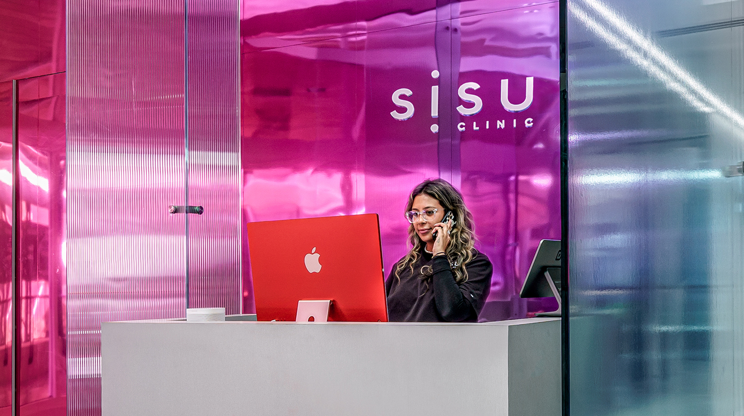 Receptionist in the lobby of a Sisu Clinic